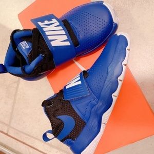 Nike Hustled D8 Sneakers